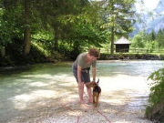 Aaron lernt ins Wasser zu gehen unter Anleitung